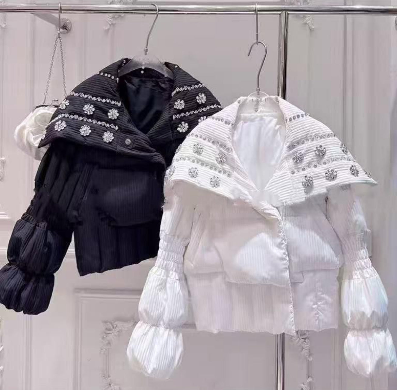 Geaca impermeabilă anti-vânt cu pietre