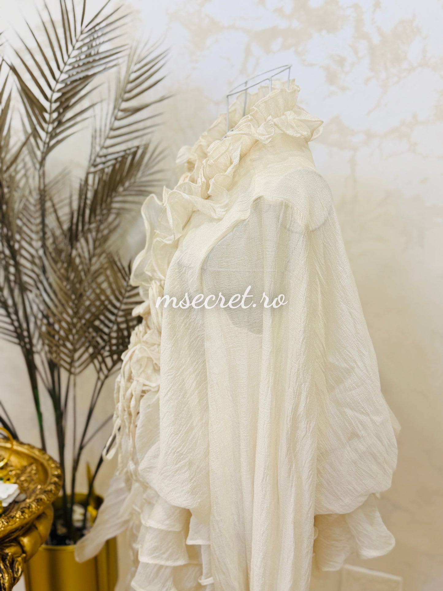 Rochie ivory cu volane și flori 3D
