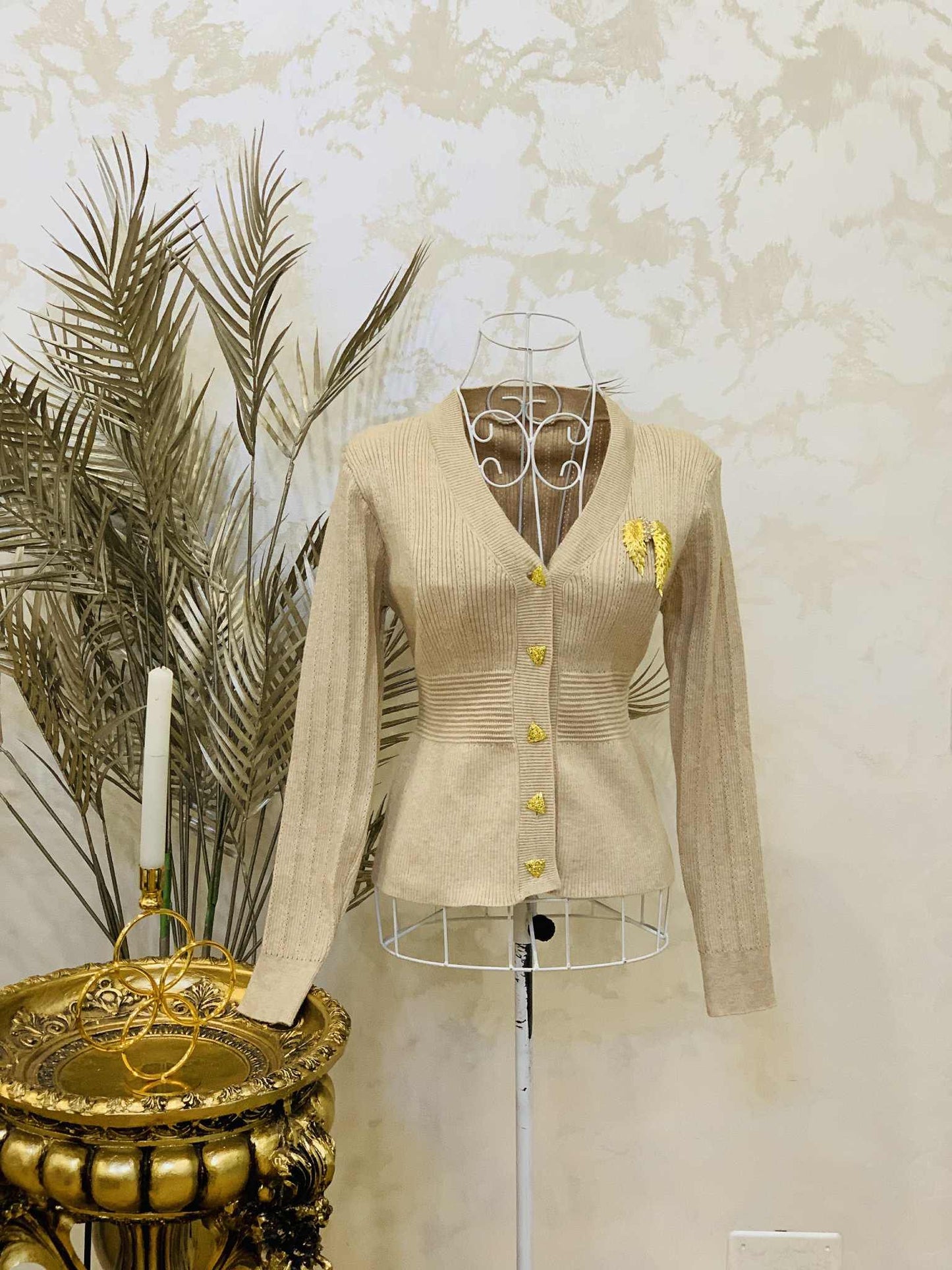 Pulover bej cu detalii aurii