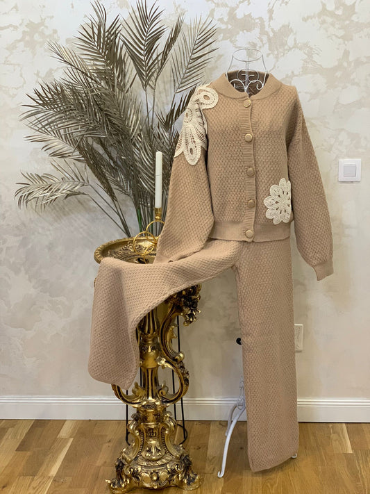 Compleu din lana cu cardigan si pantaloni lungi