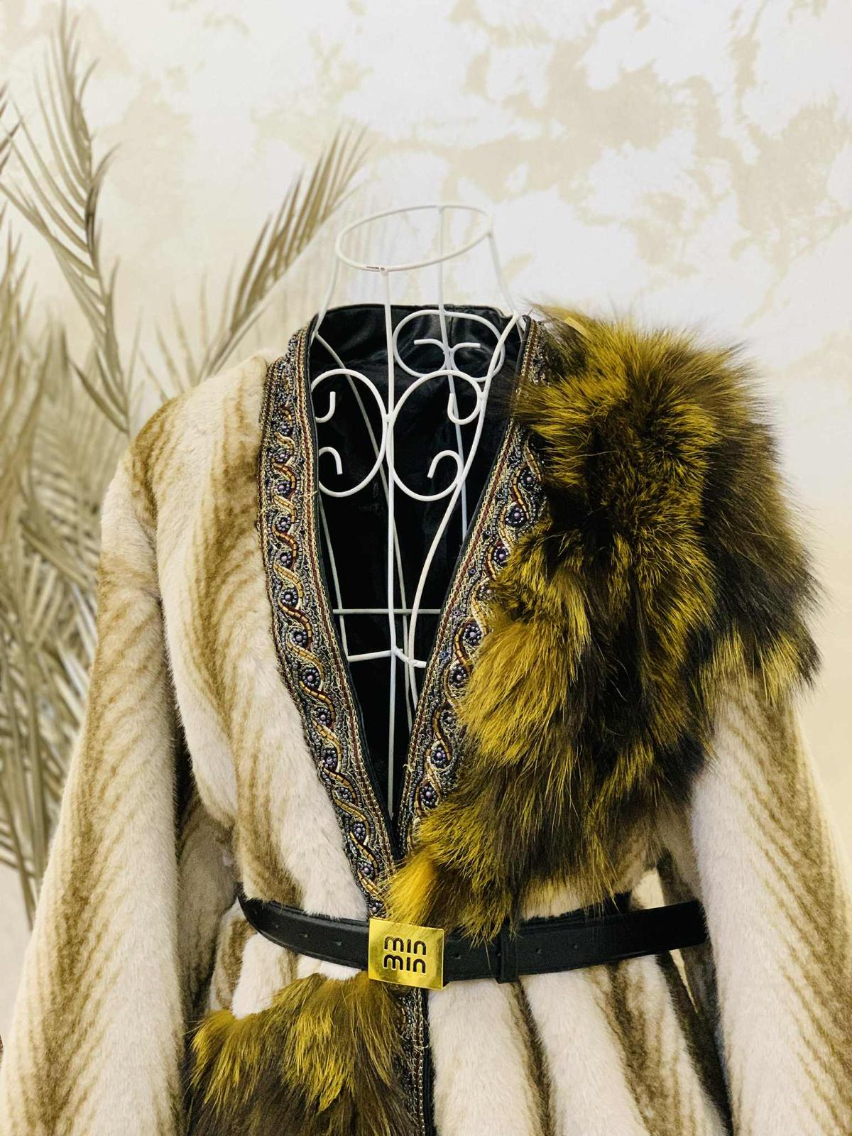 Haina de blana de vulpe cu motive traditionale