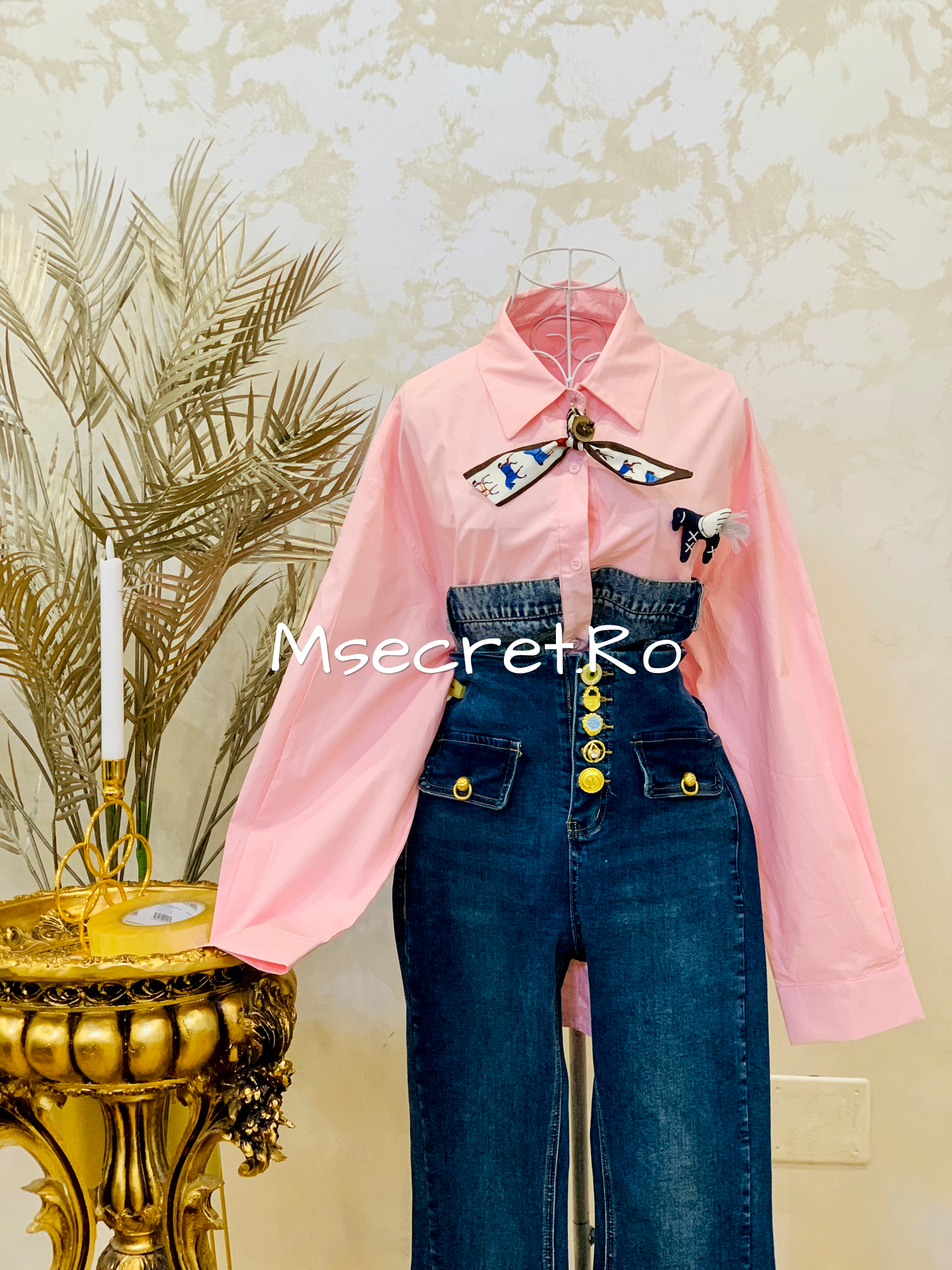 Blugi evazati cu modele aurii si talie inalta