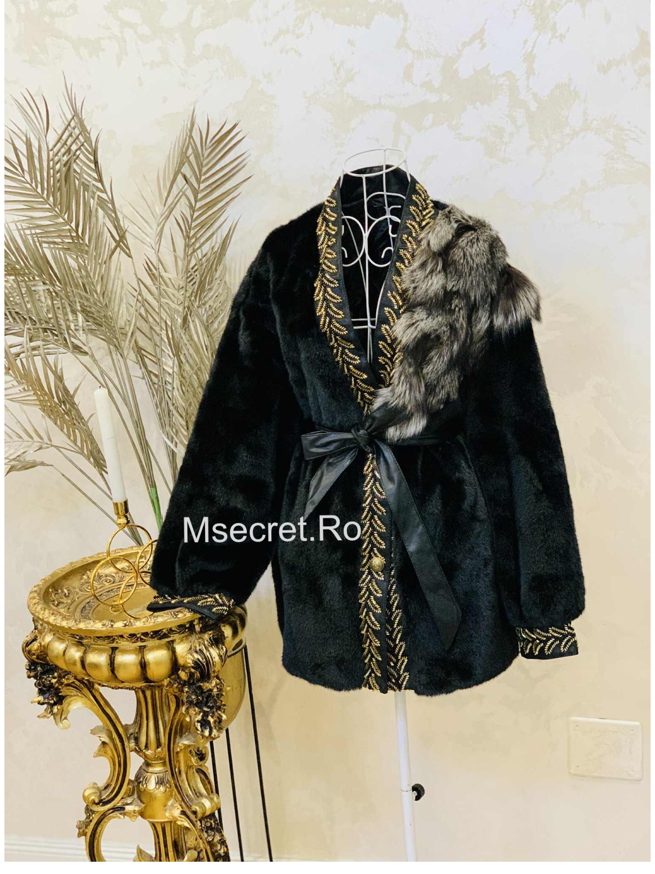 Haina de blana de vulpe cu motive traditionale