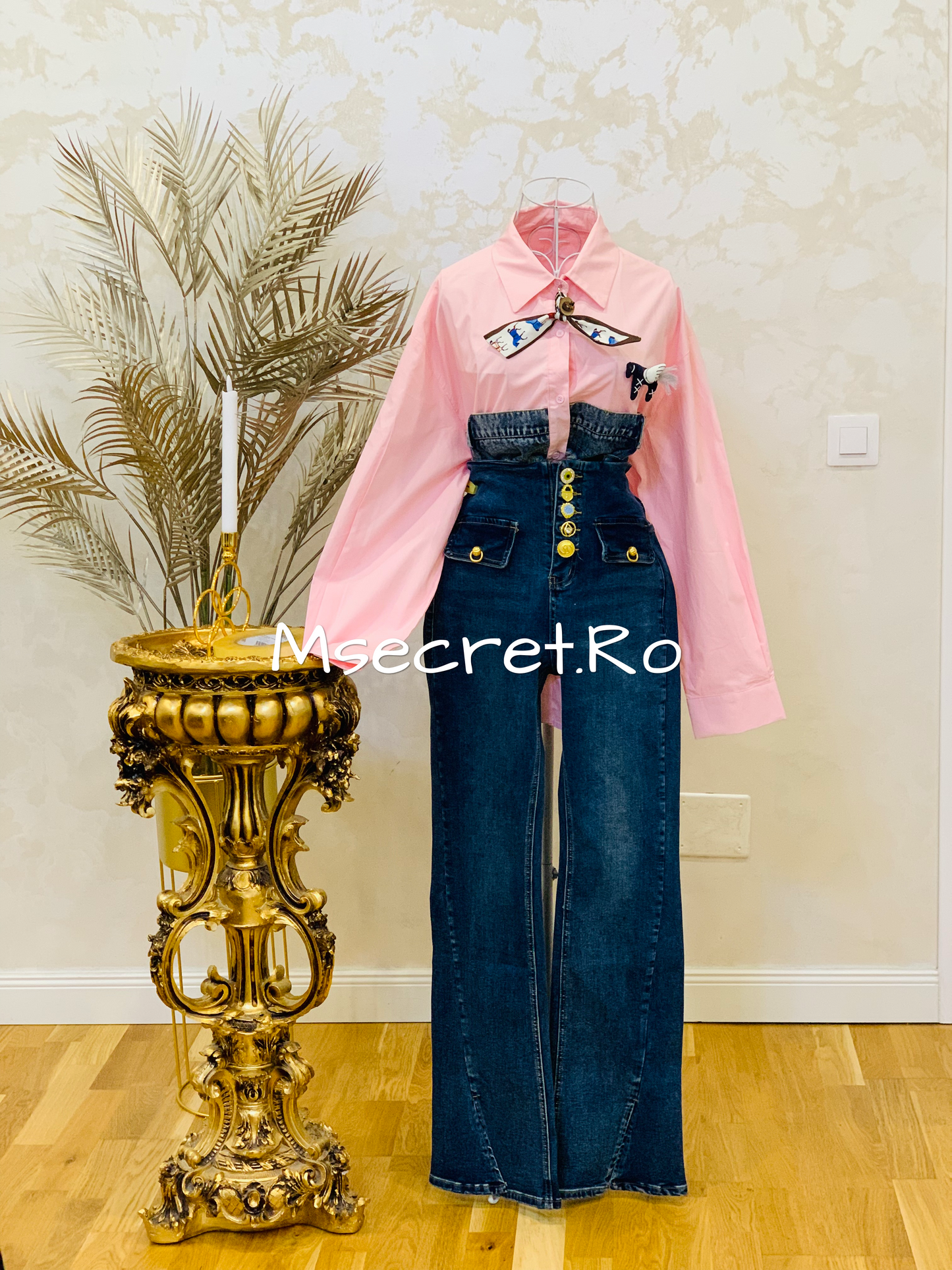 Blugi evazati cu modele aurii si talie inalta