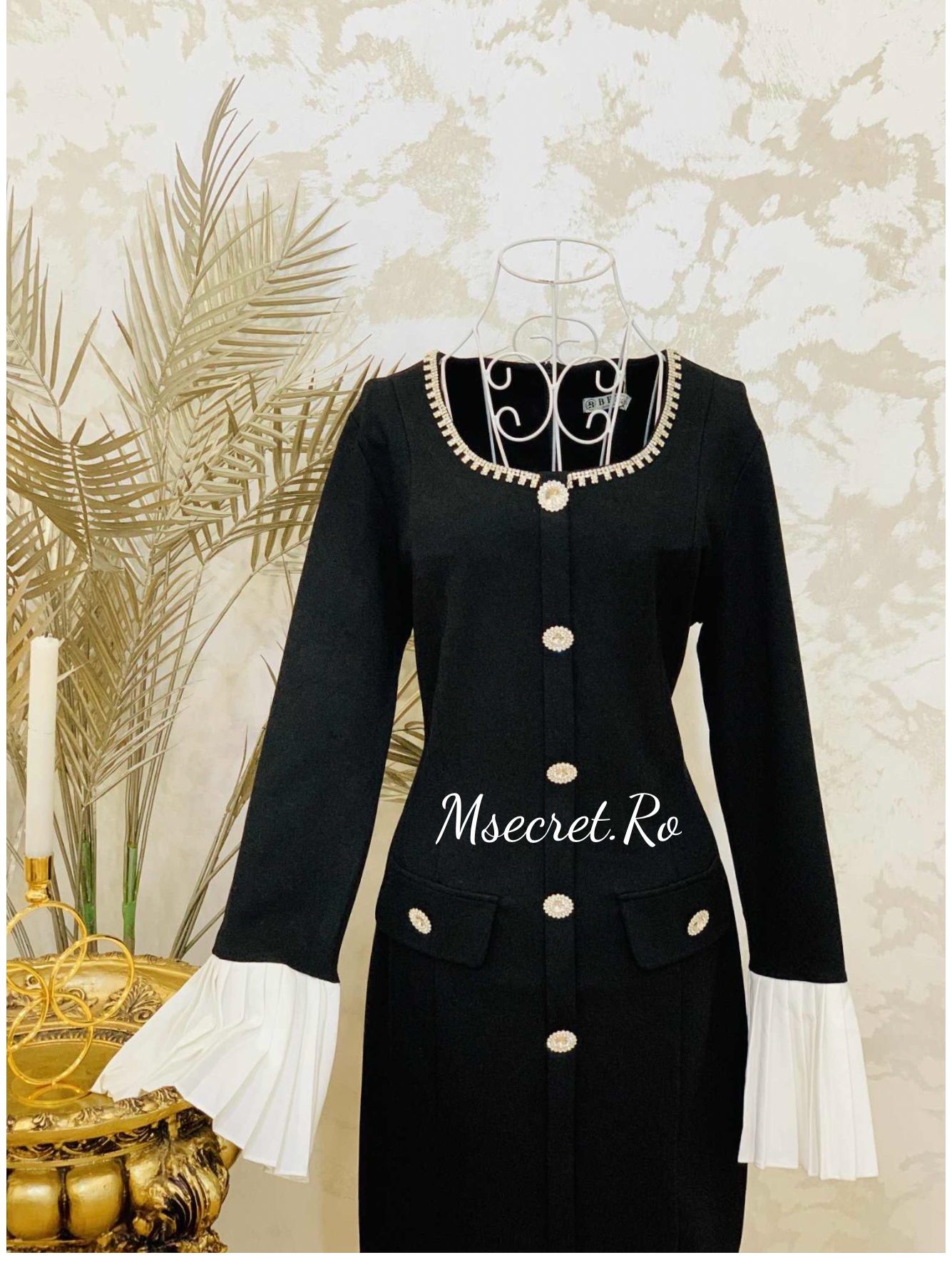 Rochie neagra elegantă cu nasturi bijuterie și manșete plisate