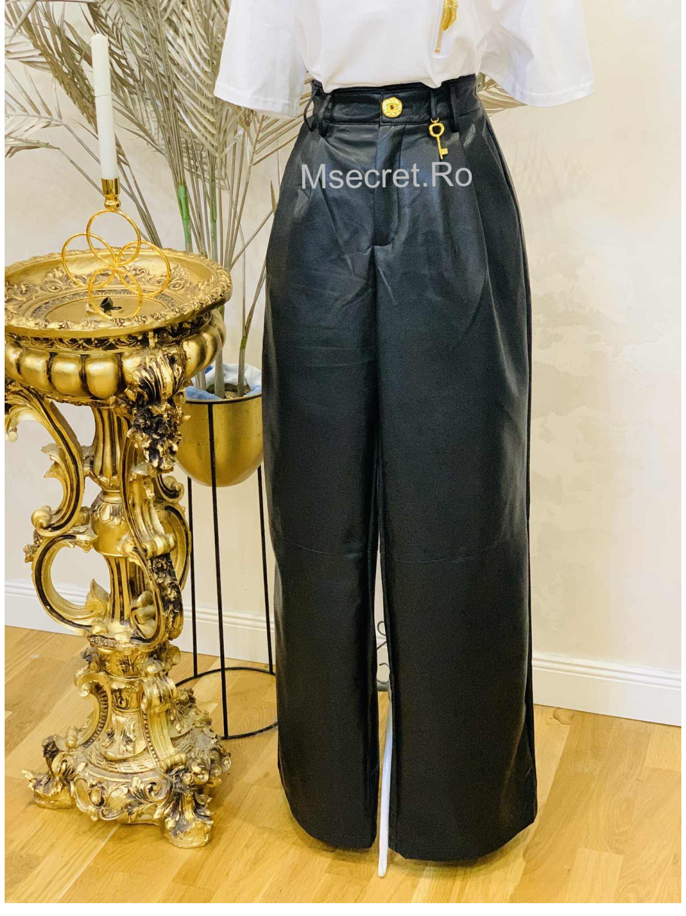 Pantaloni negri din piele