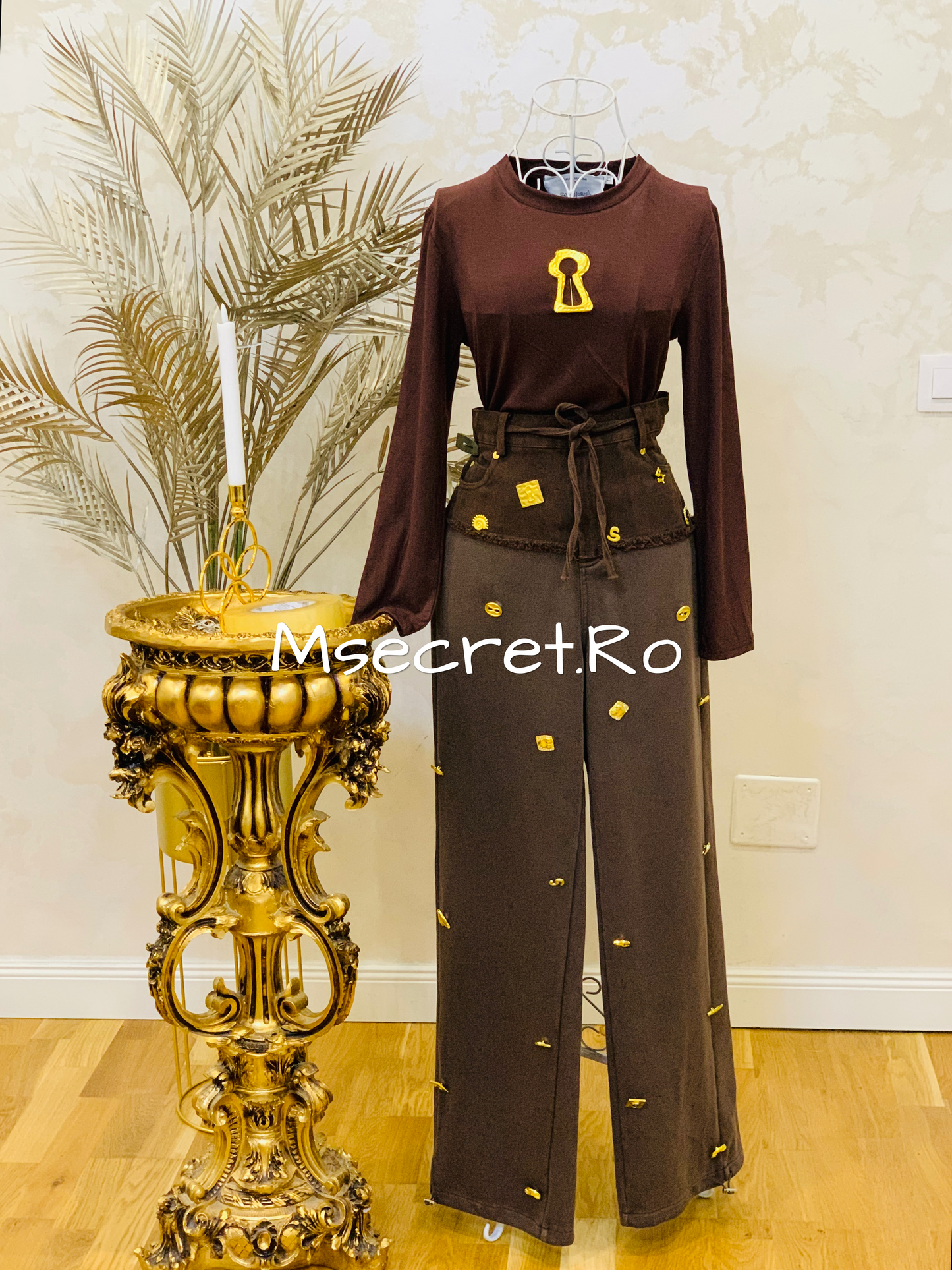 Pants with gold patterns and elastic waist
