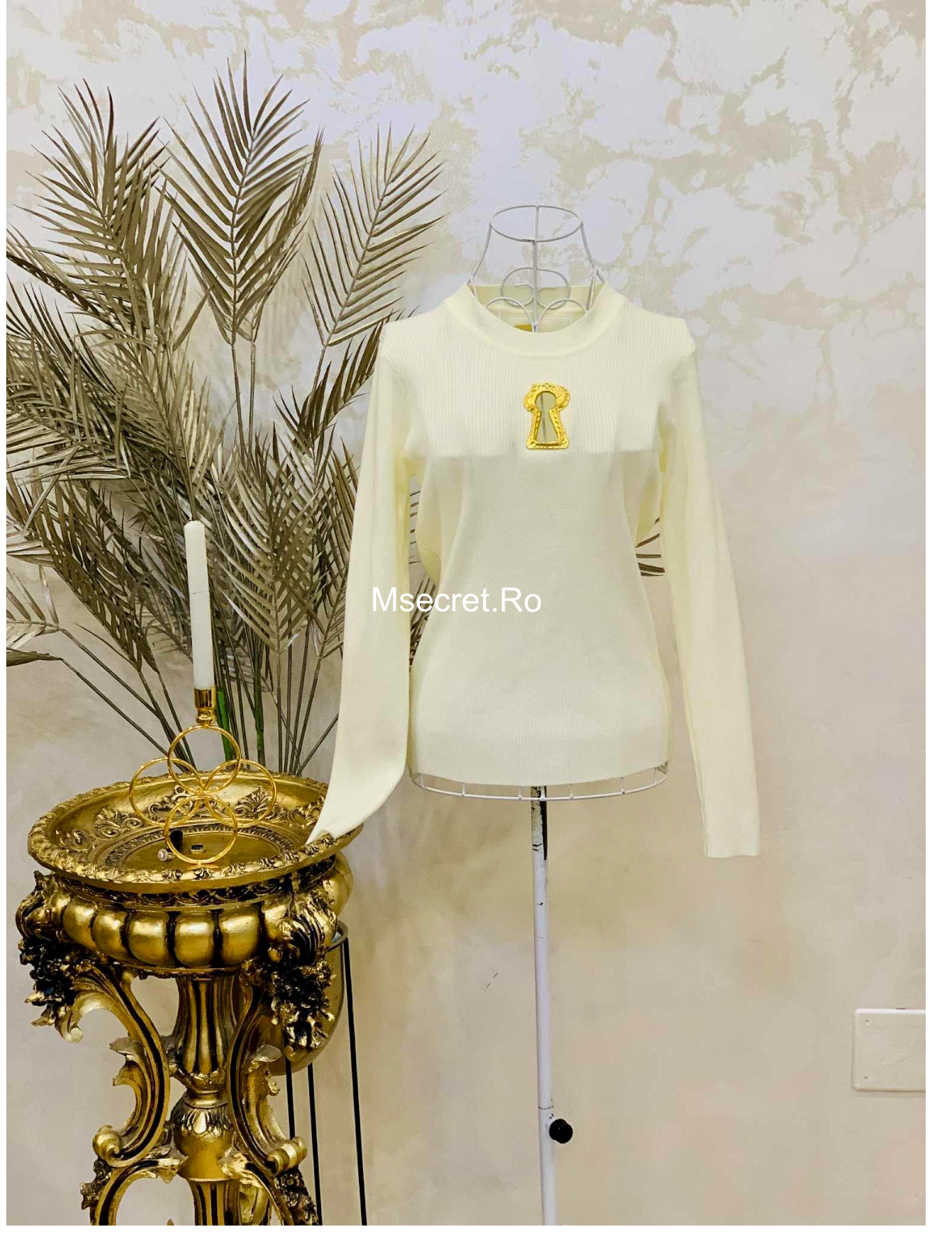 Bluza elastica cu detaliu auriu