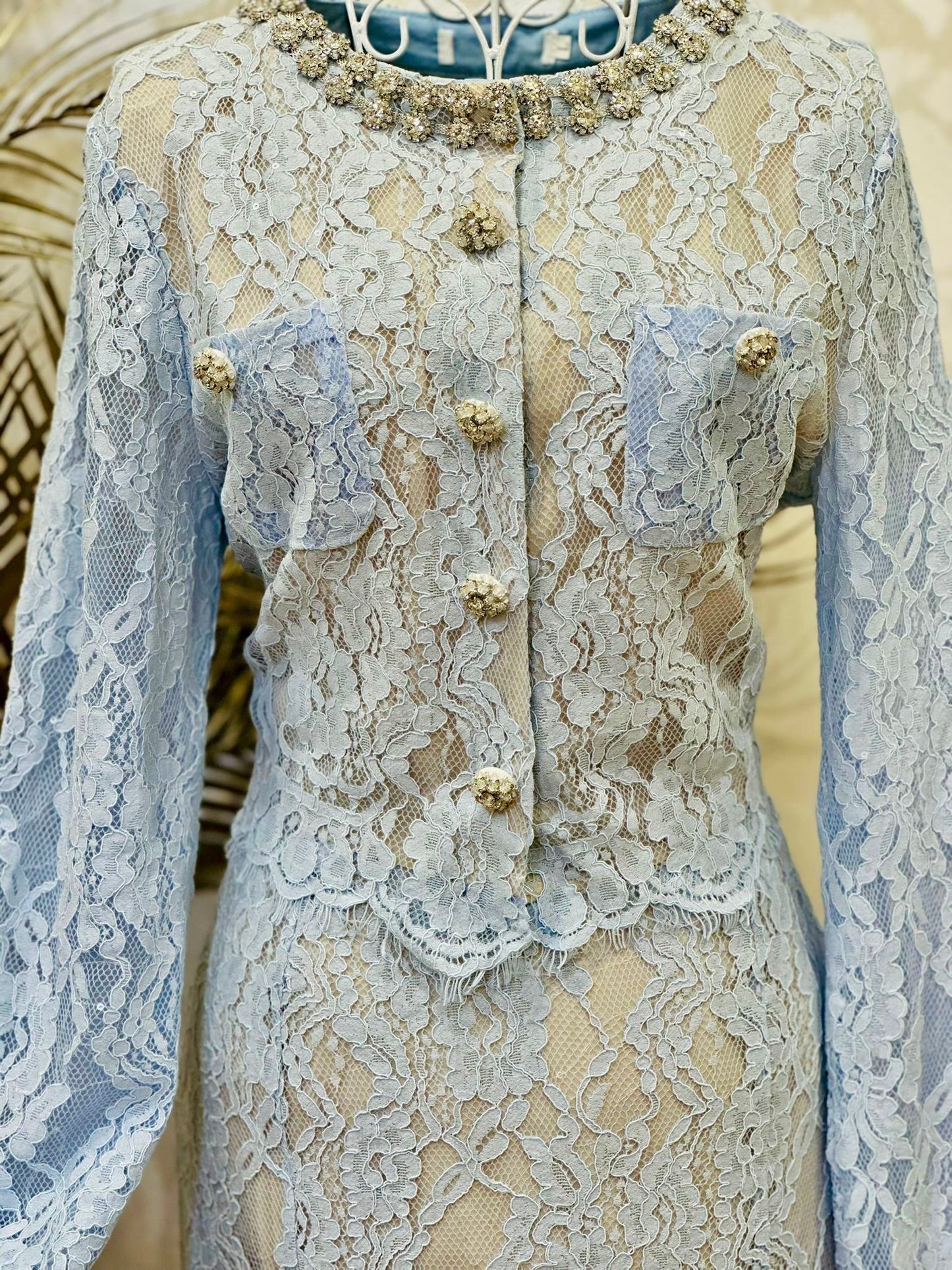 Compleu blue din dantelă cu nasturi bijuterie