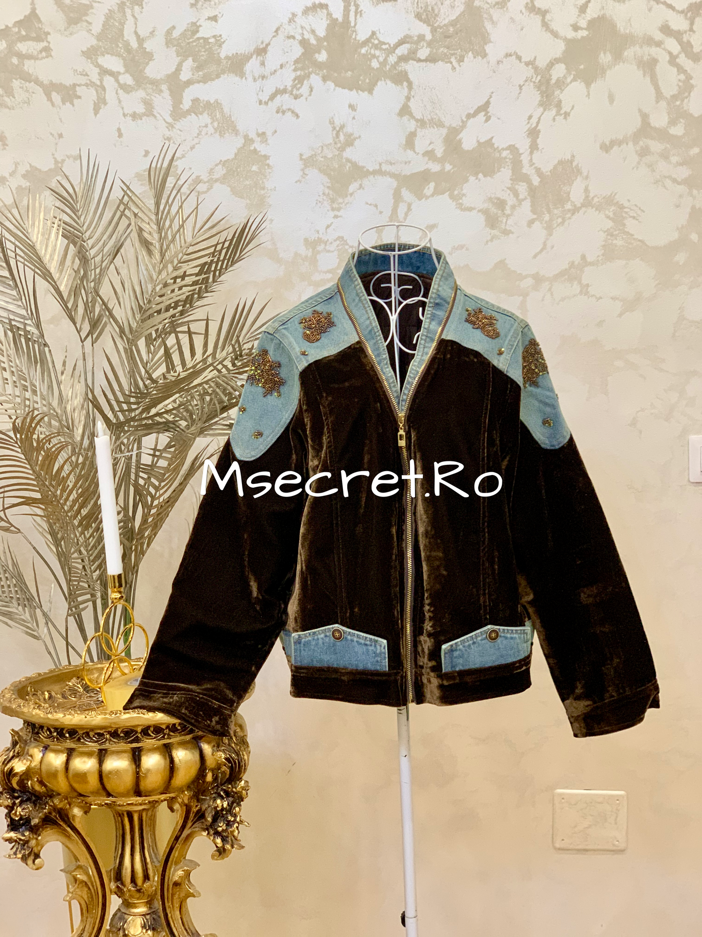 Geaca din catifea cu inserții din denim și aplicații decorative