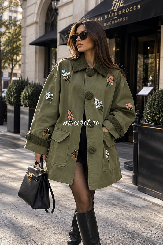 Geaca din bumbac kaki brodata cu flori - pe model