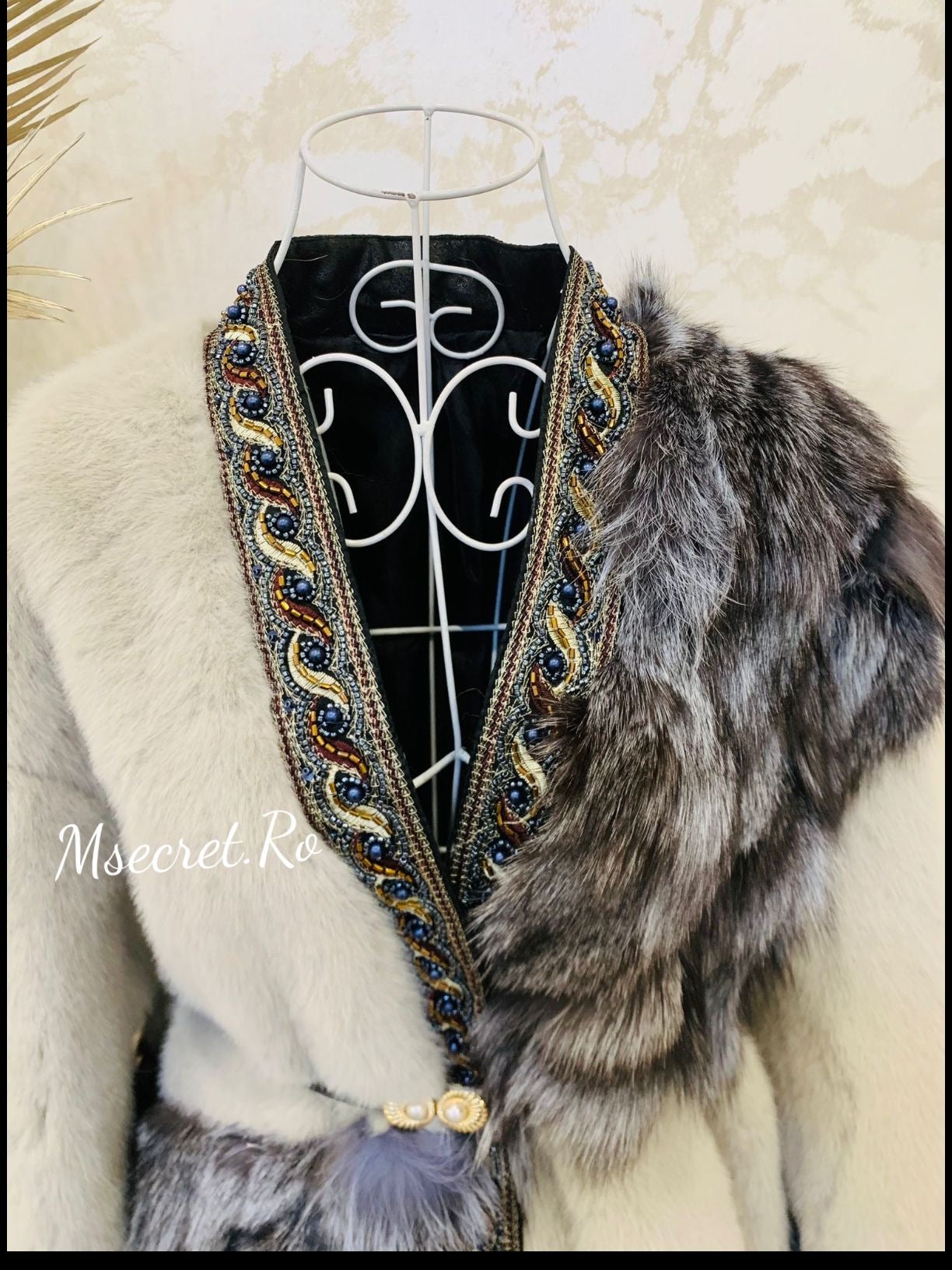 Haina de blana de vulpe cu motive traditionale