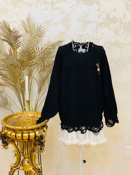 Rochie neagră tricotată cu detalii dantelă și accesorii metalice