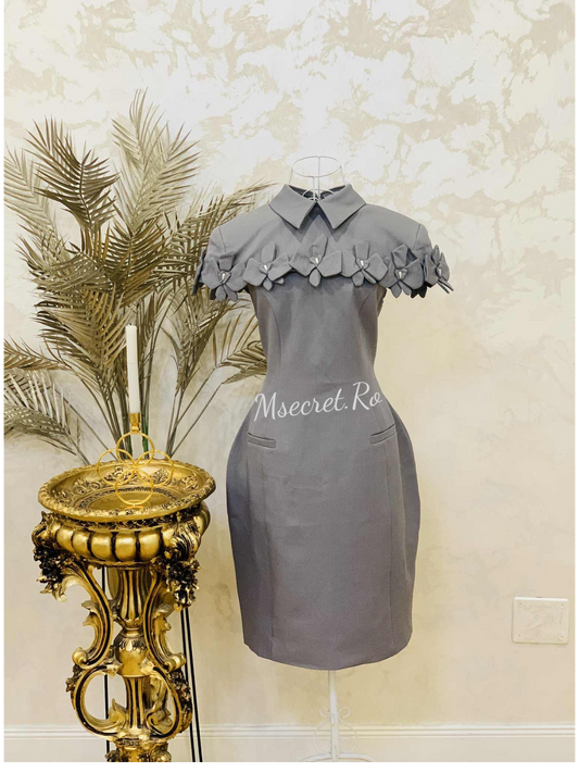 Rochie gri creion cu guler alb și capelet detașabil cu funde