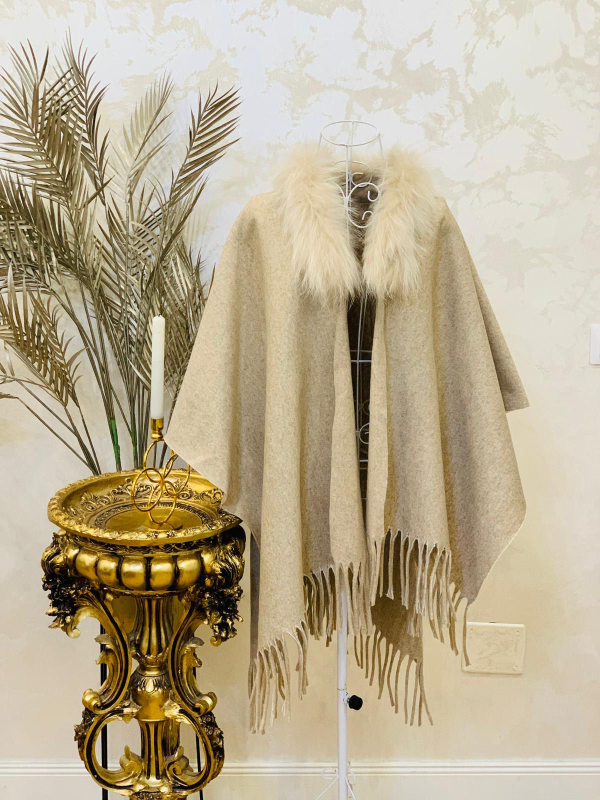 Capa bej cu blana naturala