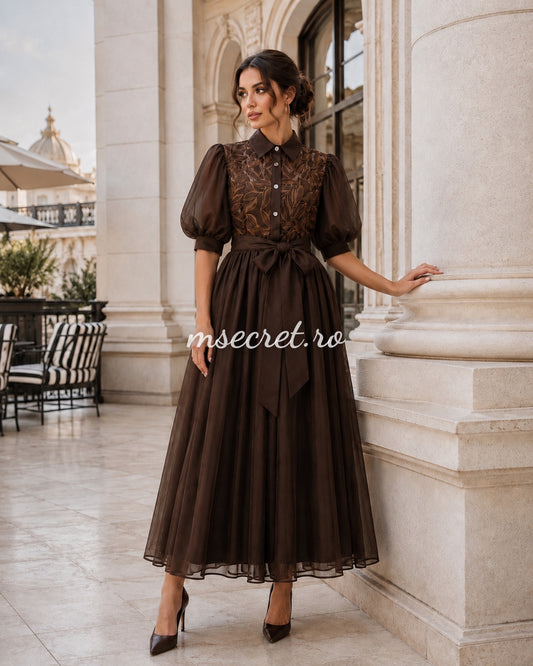 Rochie maro elegantă din voal cu broderie florală și mâneci bufante