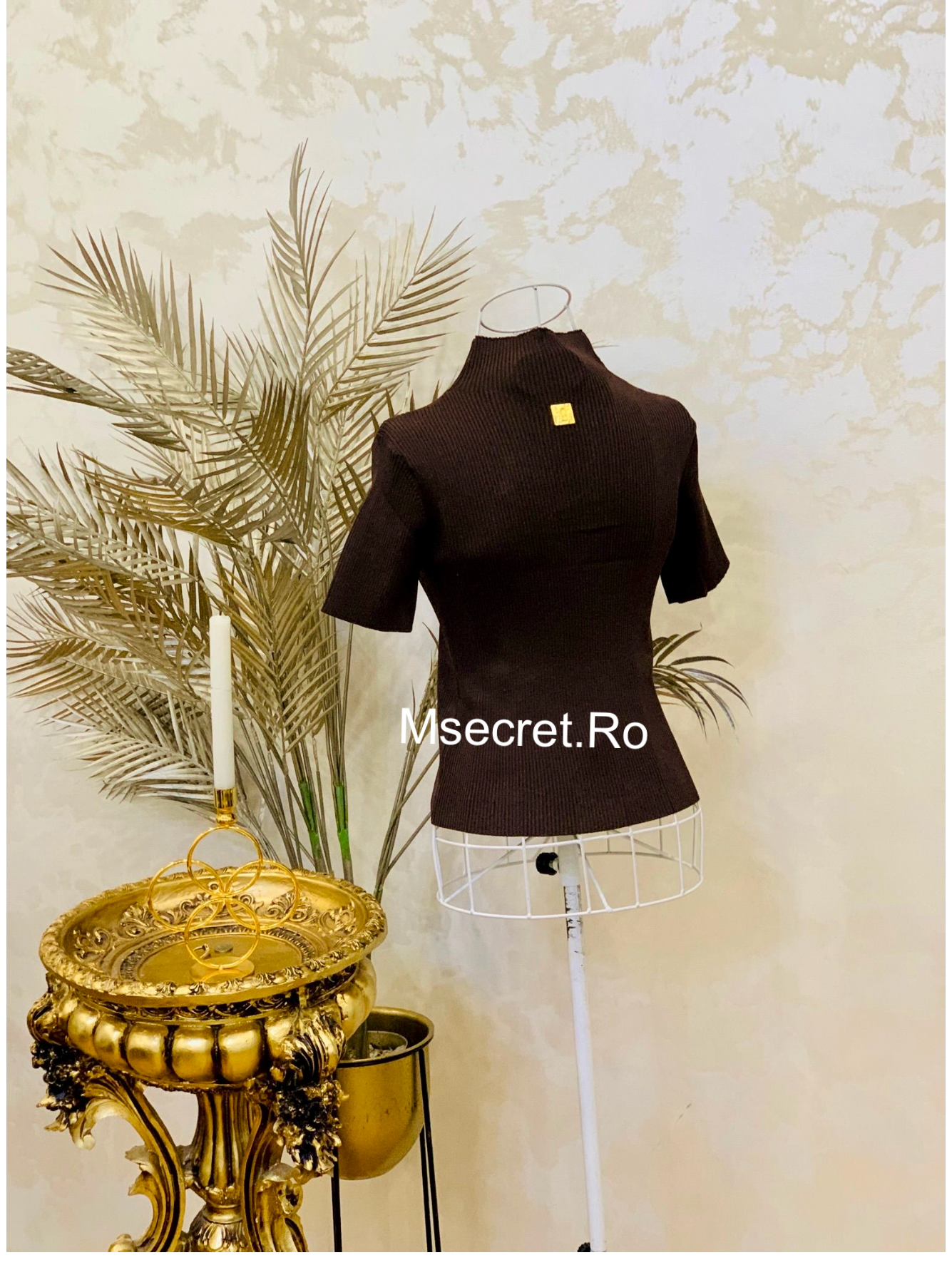 Bluza elastica cu detaliu auriu