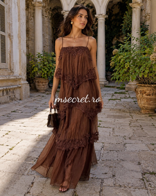 Rochie lunga maro cu volane si dantela romantica