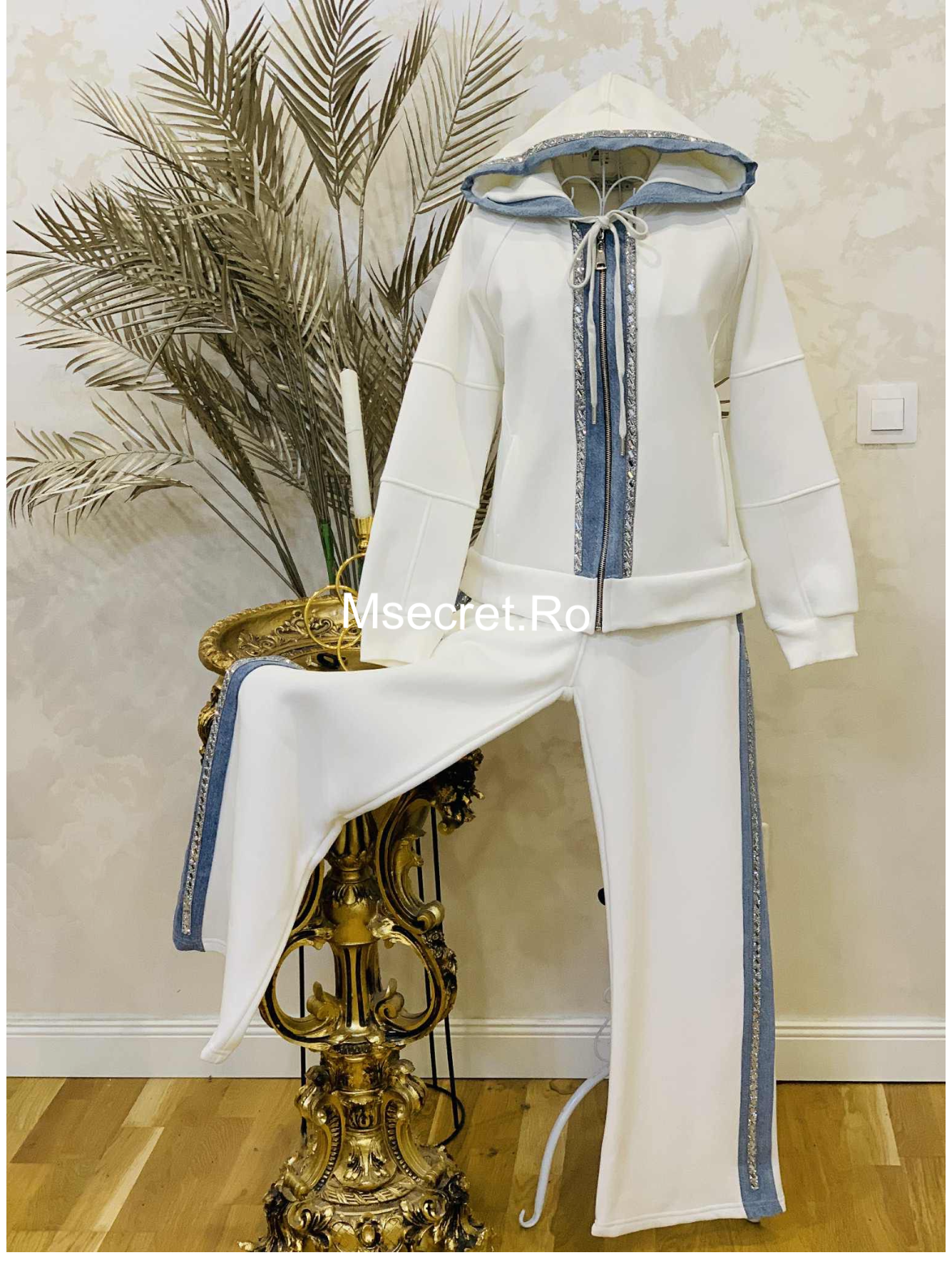 Compleu alb cu hanorac