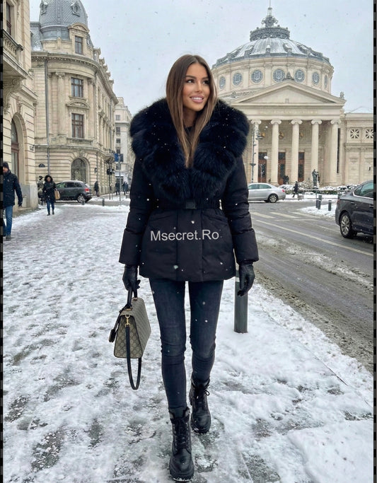 Geaca impermeabila anti-vant cu blana naturala - pe model