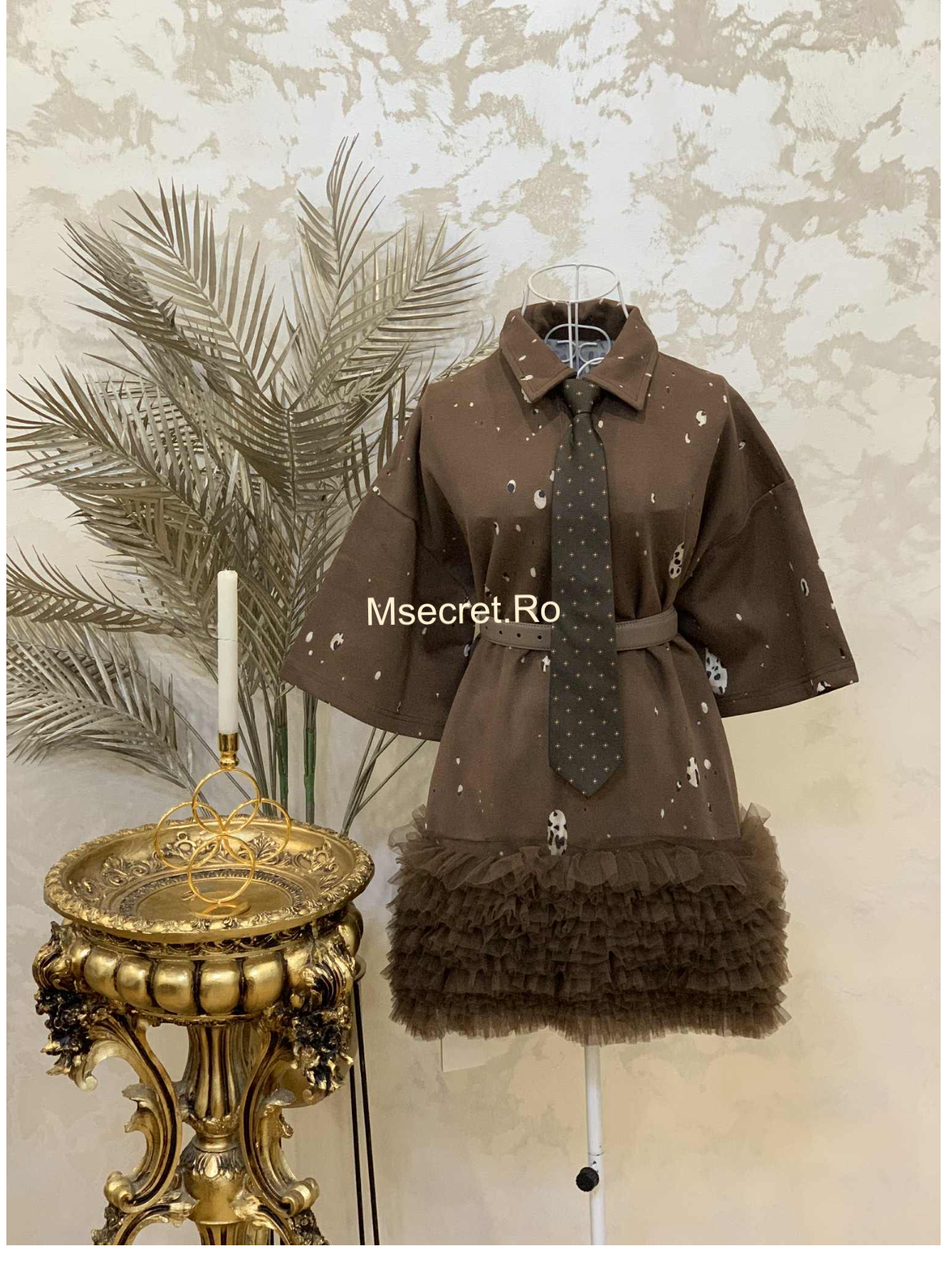 Rochie maro din bumbac cu cravata și fusta din volane de tulle