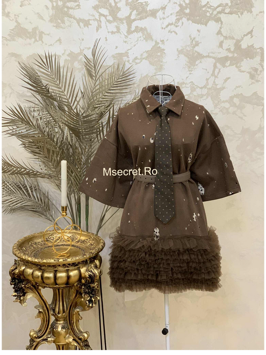 Rochie maro din bumbac cu cravata și fusta din volane de tulle