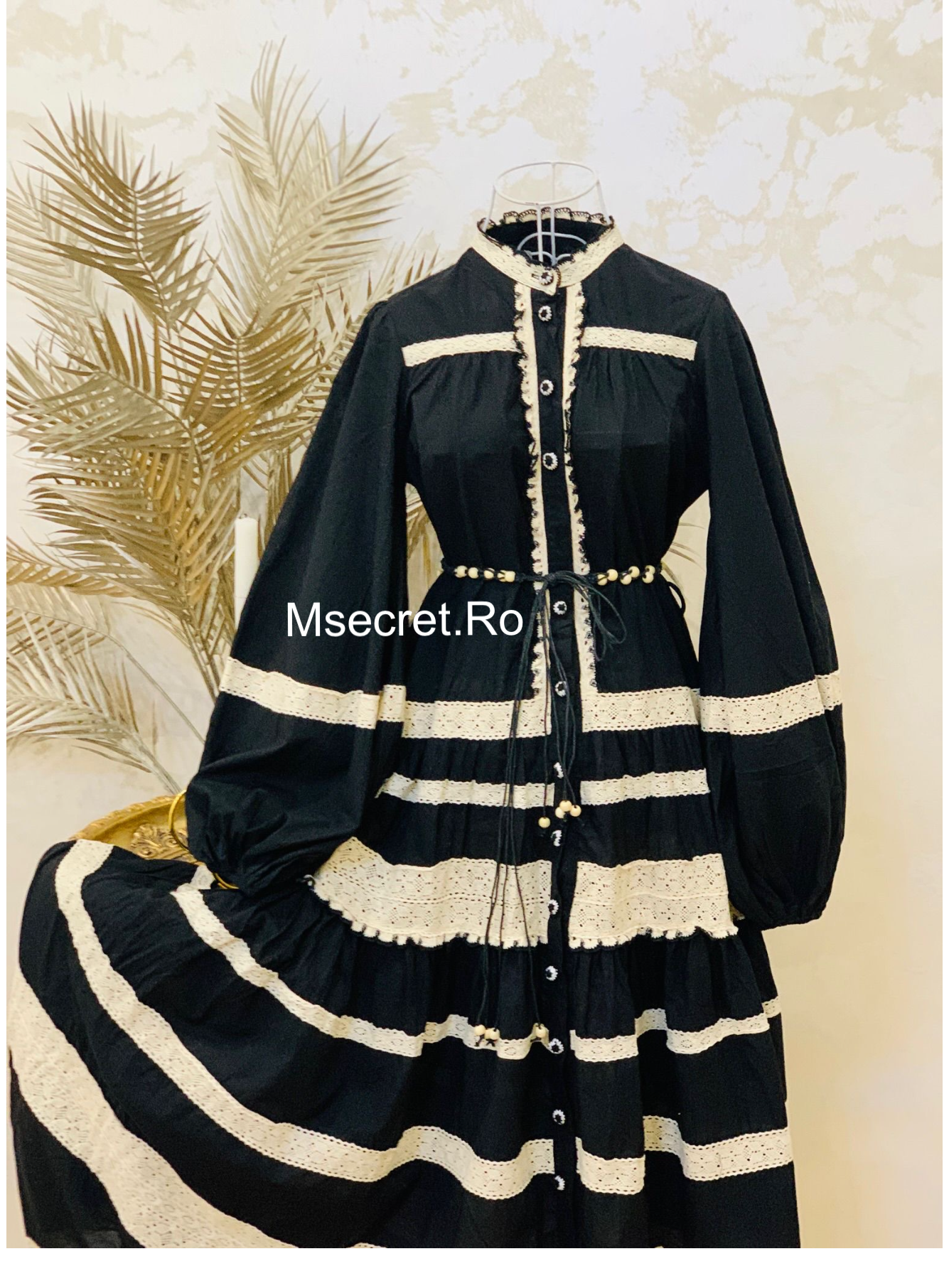 Rochie lunga neagră cu dantelă crem și mâneci bufante