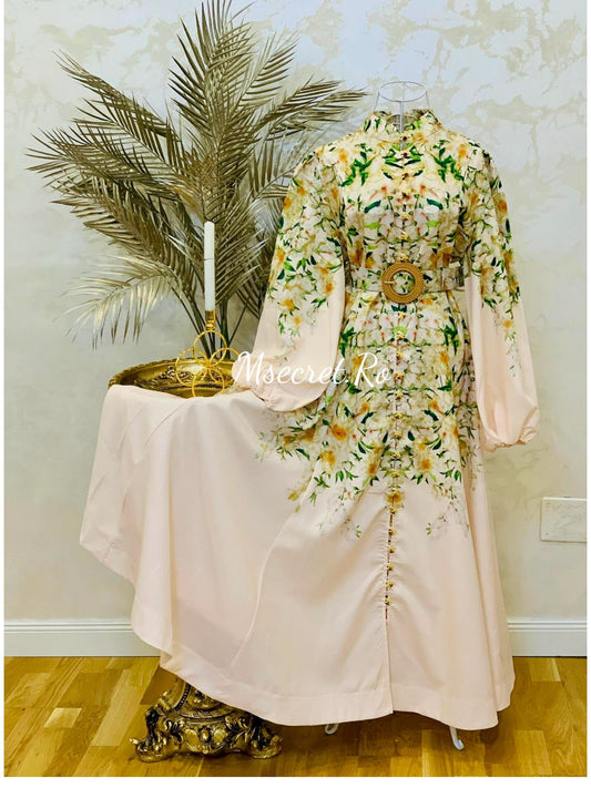 Rochie lunga pastel cu imprimeu floral și nasturi decorativi