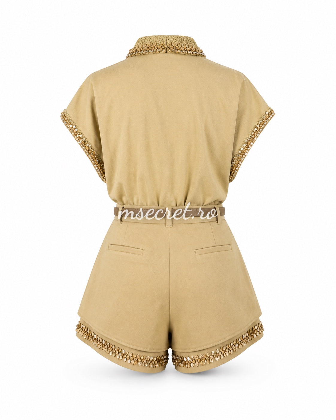 Compleu bej cu pantaloni scurti si camasa