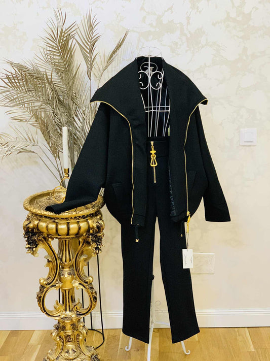 Geaca neagra din denim cu detalii aurii