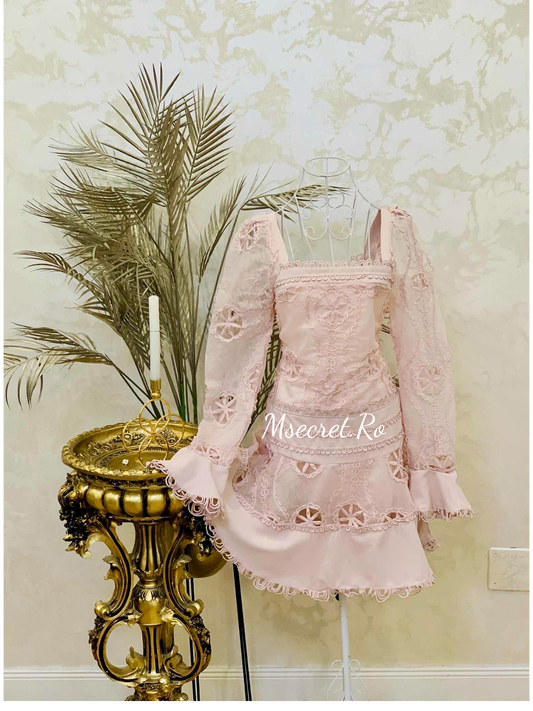 Rochie roz pastel din dantelă brodată