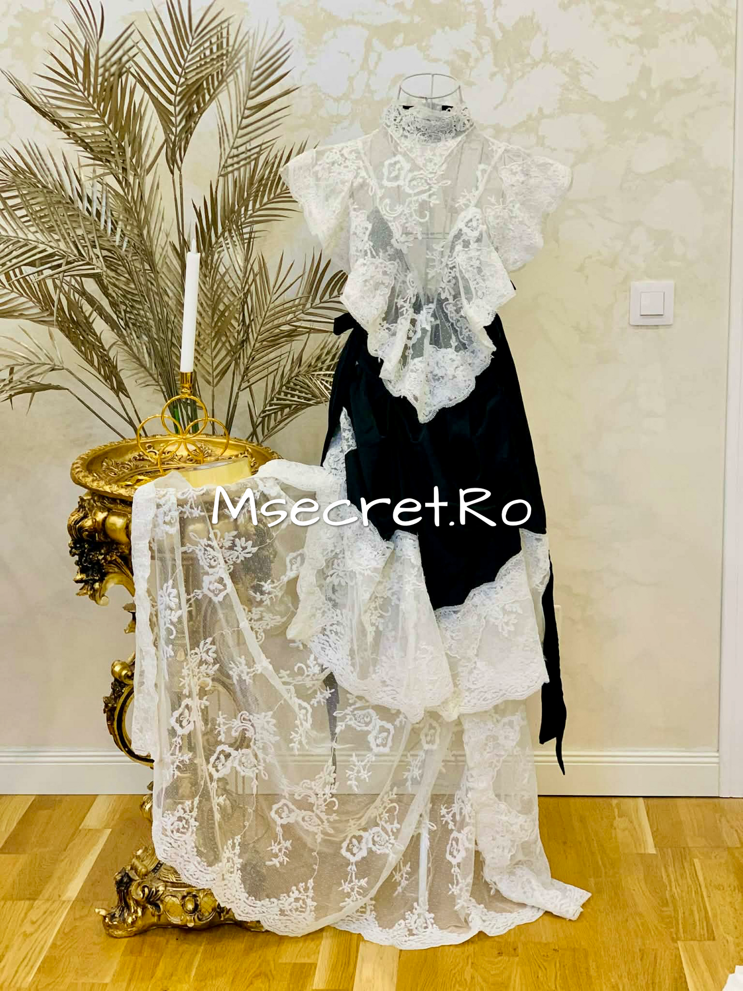 Compleu din dantela cu fusta si top