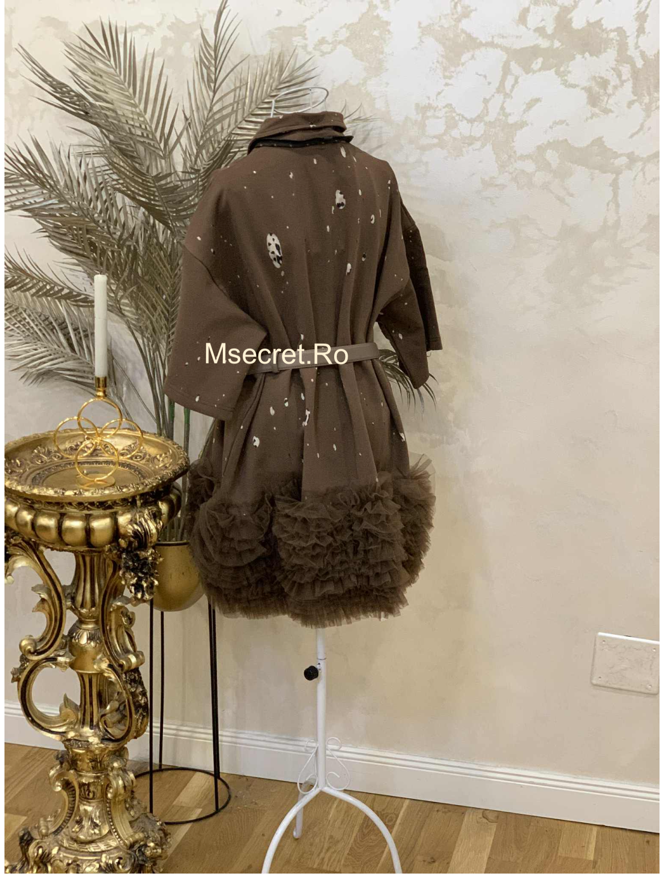 Rochie maro din bumbac cu cravata și fusta din volane de tulle