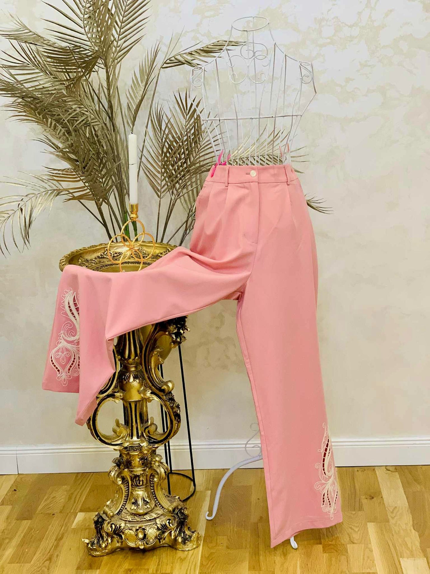 Costum elegant roz cu broderie albă și cordon