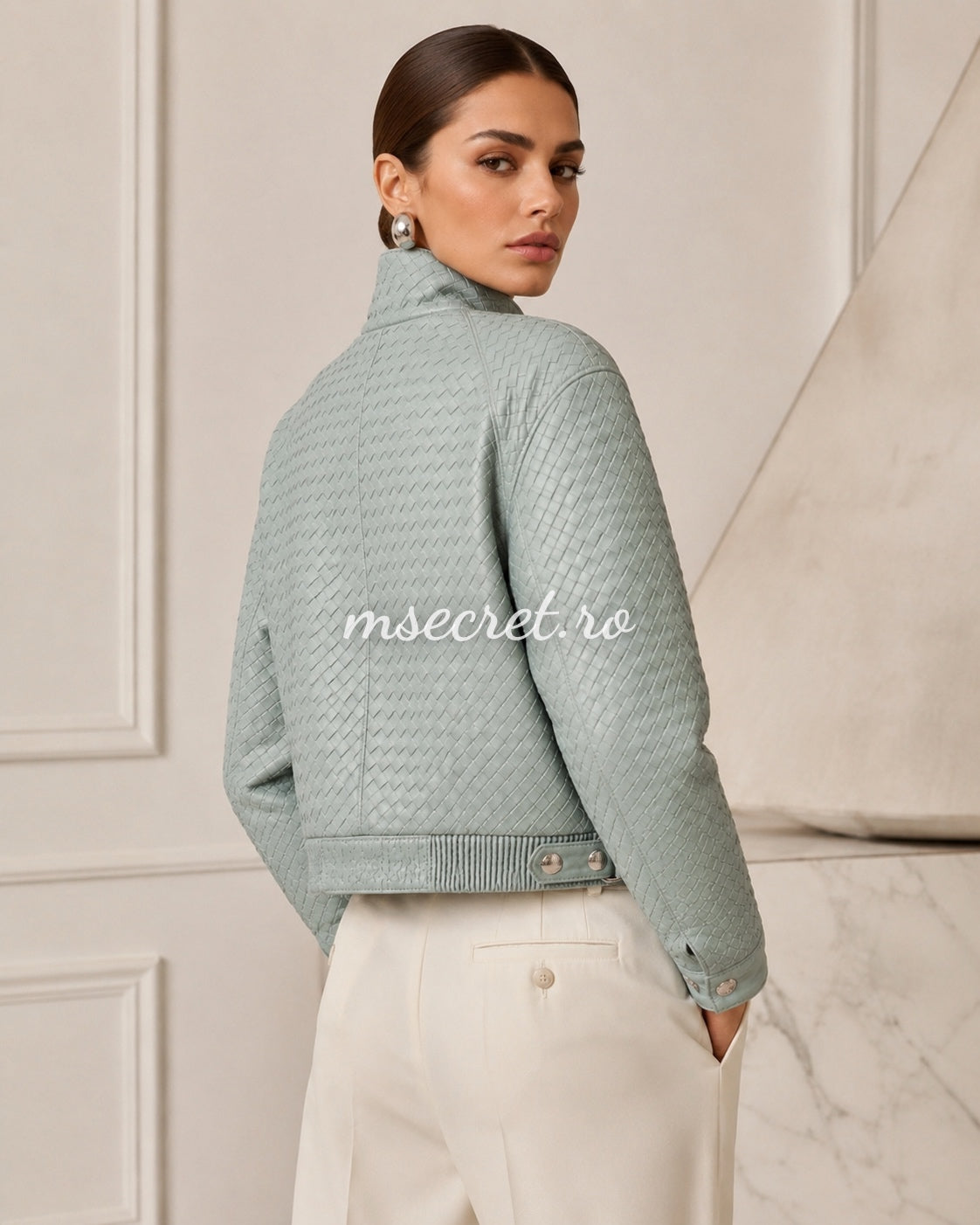 Geaca scurta din piele naturala verde menta cu textura impletita