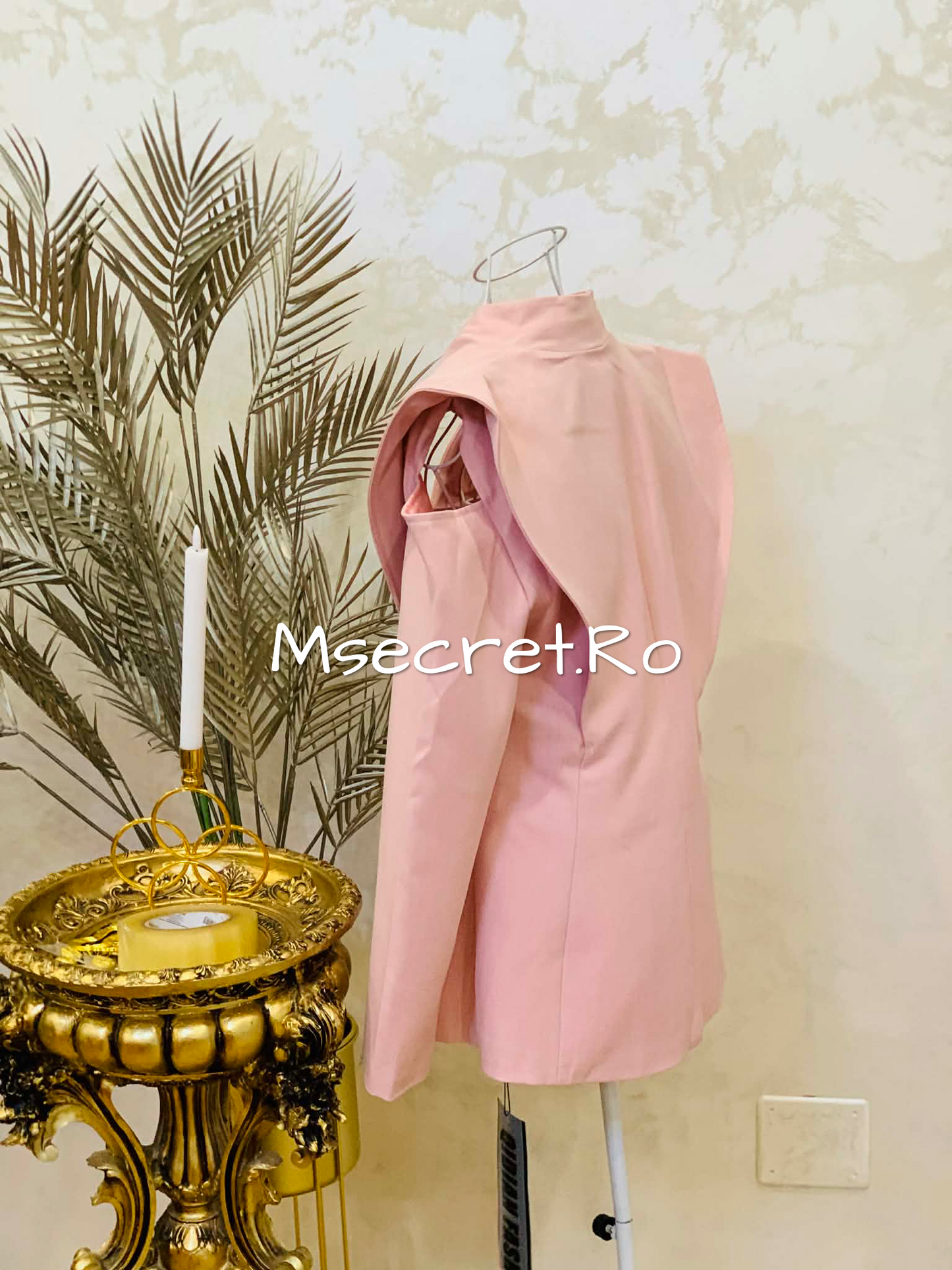 Elegant pink blazer with structured shoulders