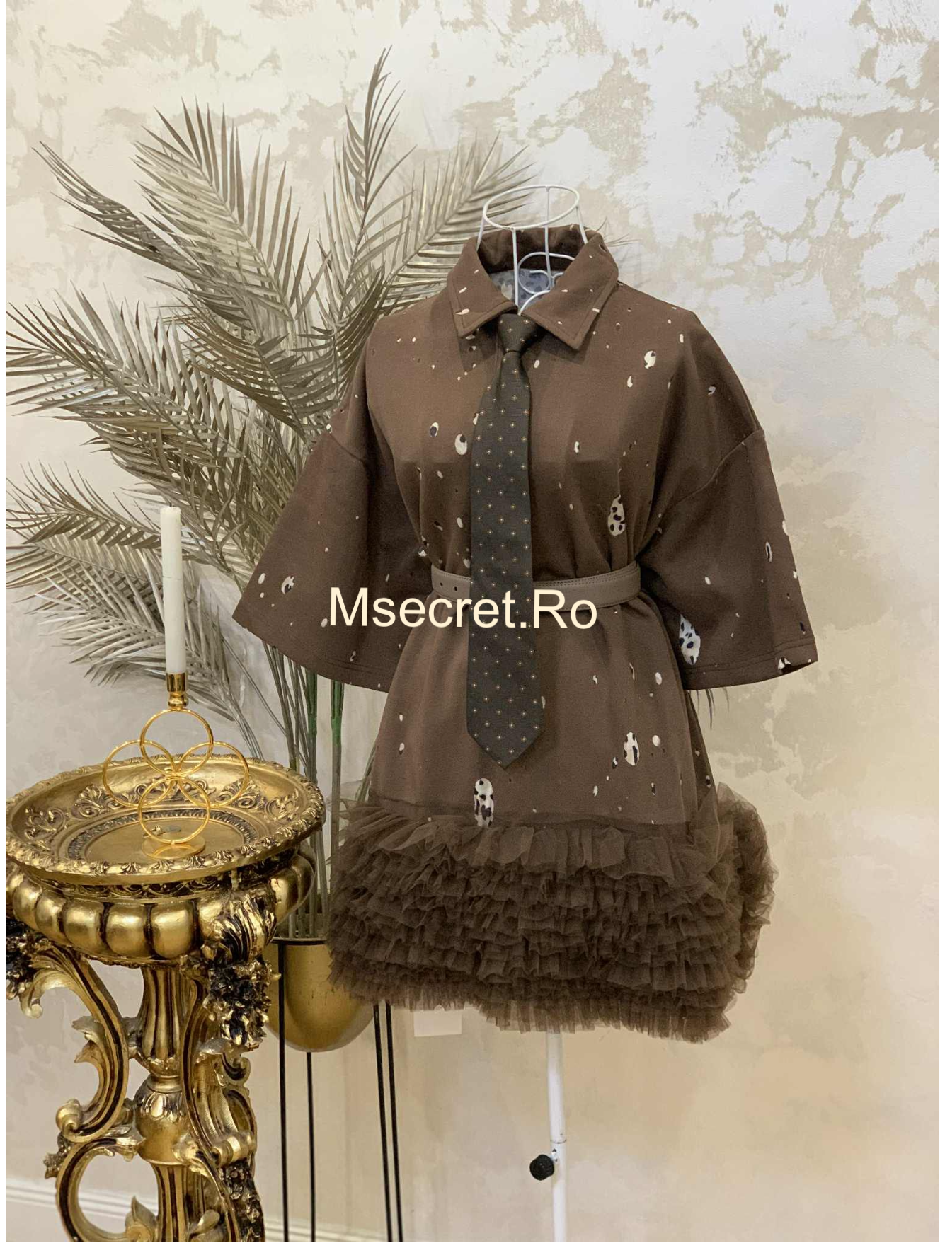 Rochie maro din bumbac cu cravata și fusta din volane de tulle