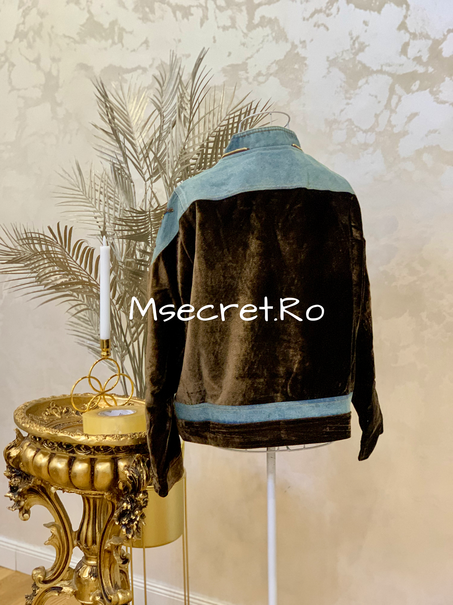 Geaca din catifea cu inserții din denim și aplicații decorative