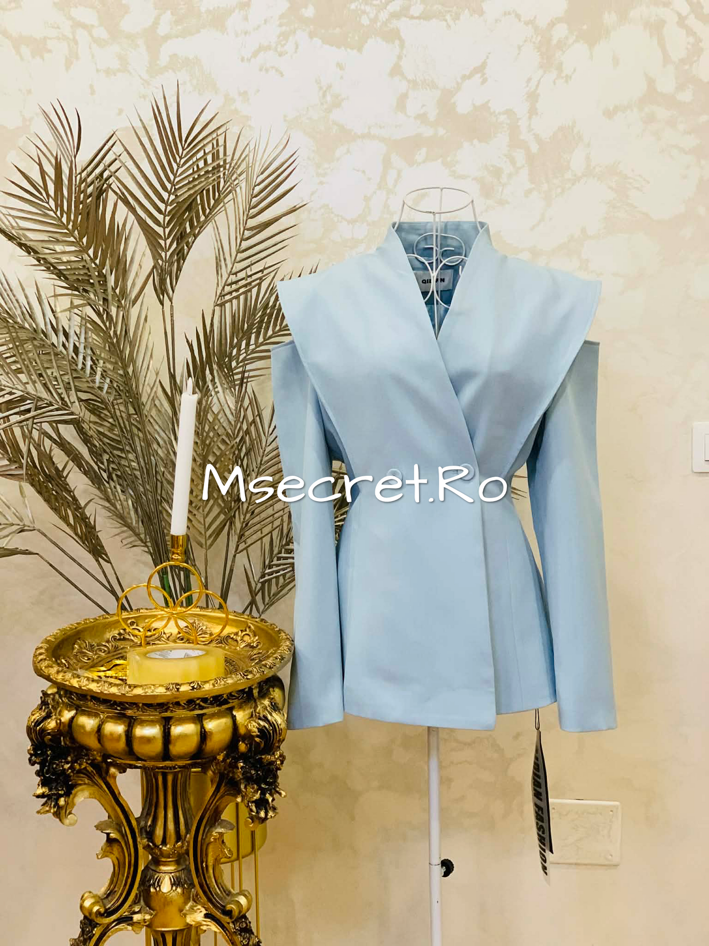 Elegant blue blazer with structured shoulders