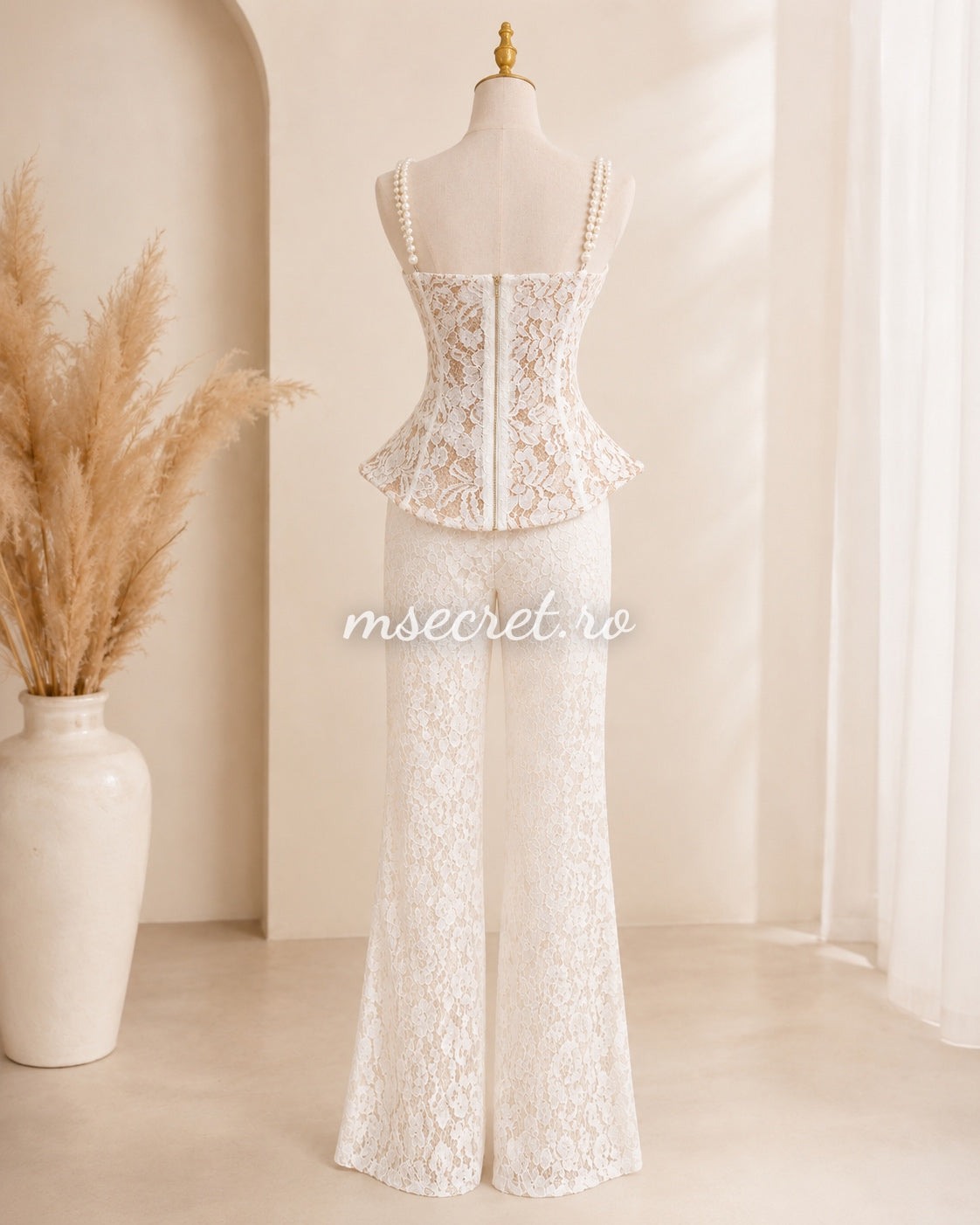 Compleu alb elegant din dantela cu corset si pantaloni evazati