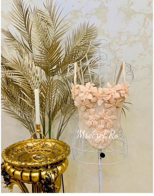 Top nude cu flori