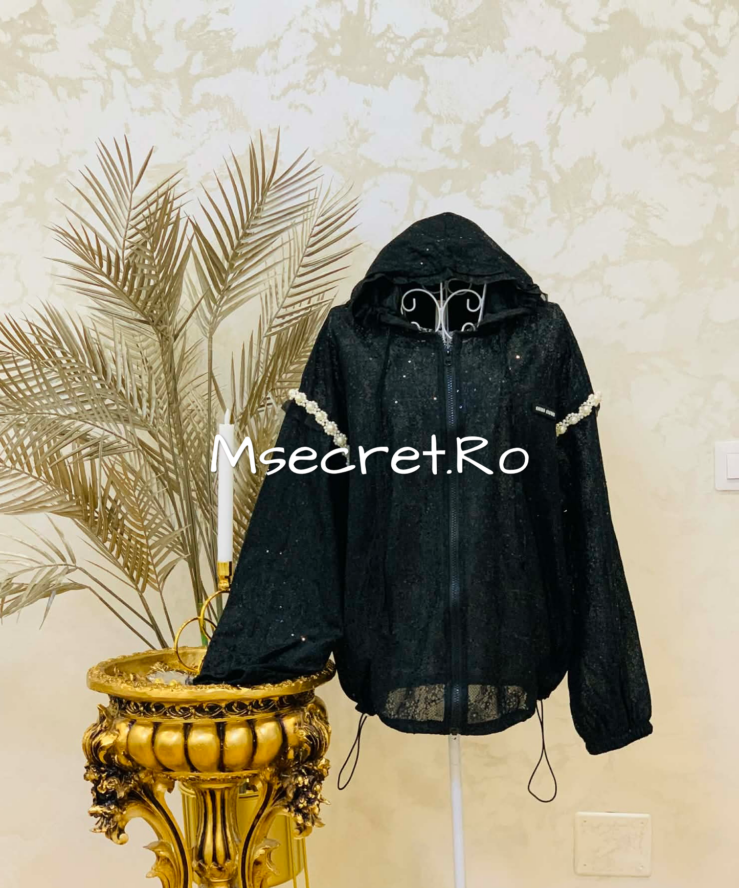 Geaca neagra din dantela cu perle