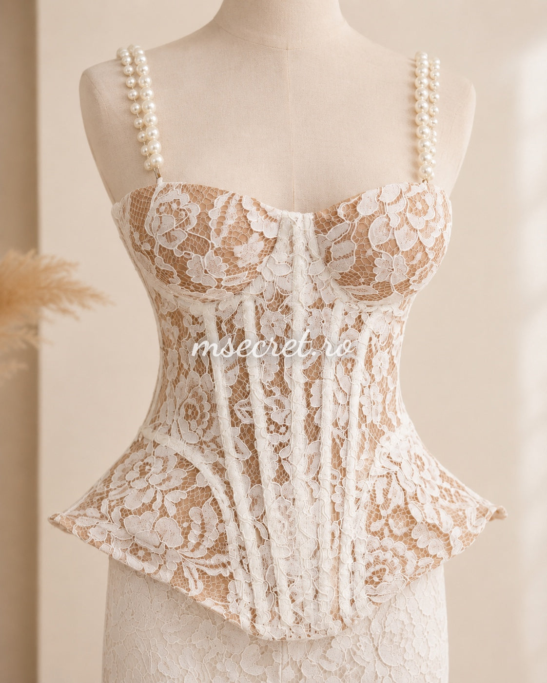 Compleu alb elegant din dantela cu corset si pantaloni evazati