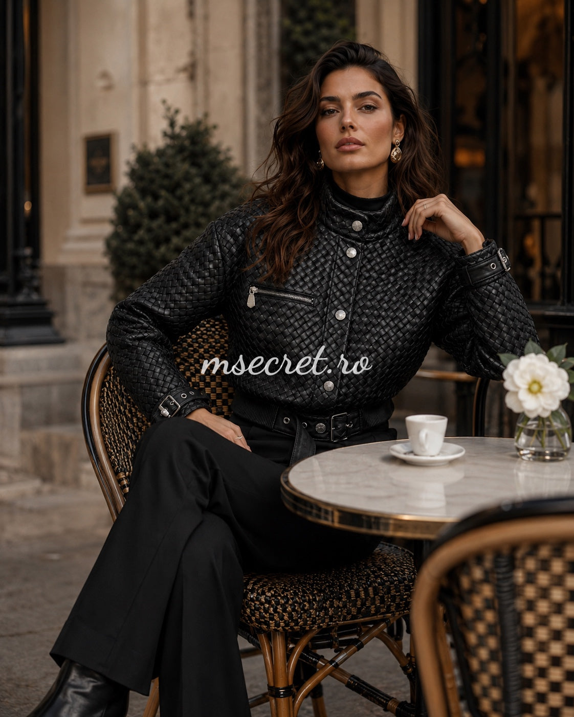 Geaca scurta din piele naturala neagra cu textura impletita