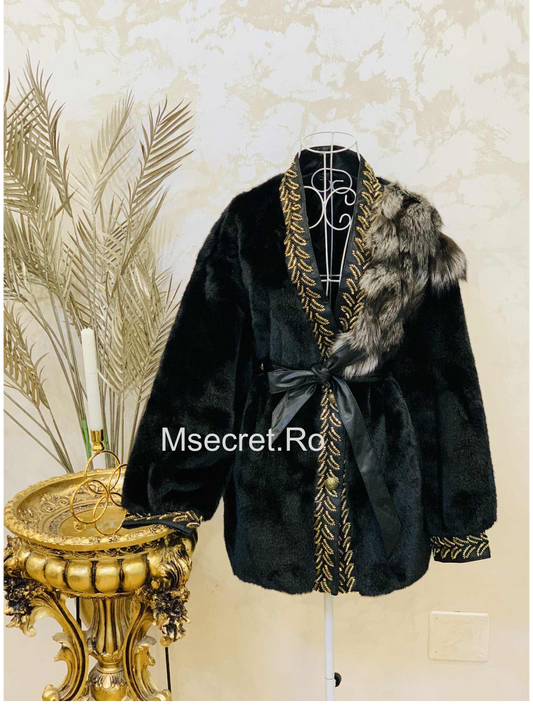 Haina de blana de vulpe cu motive traditionale