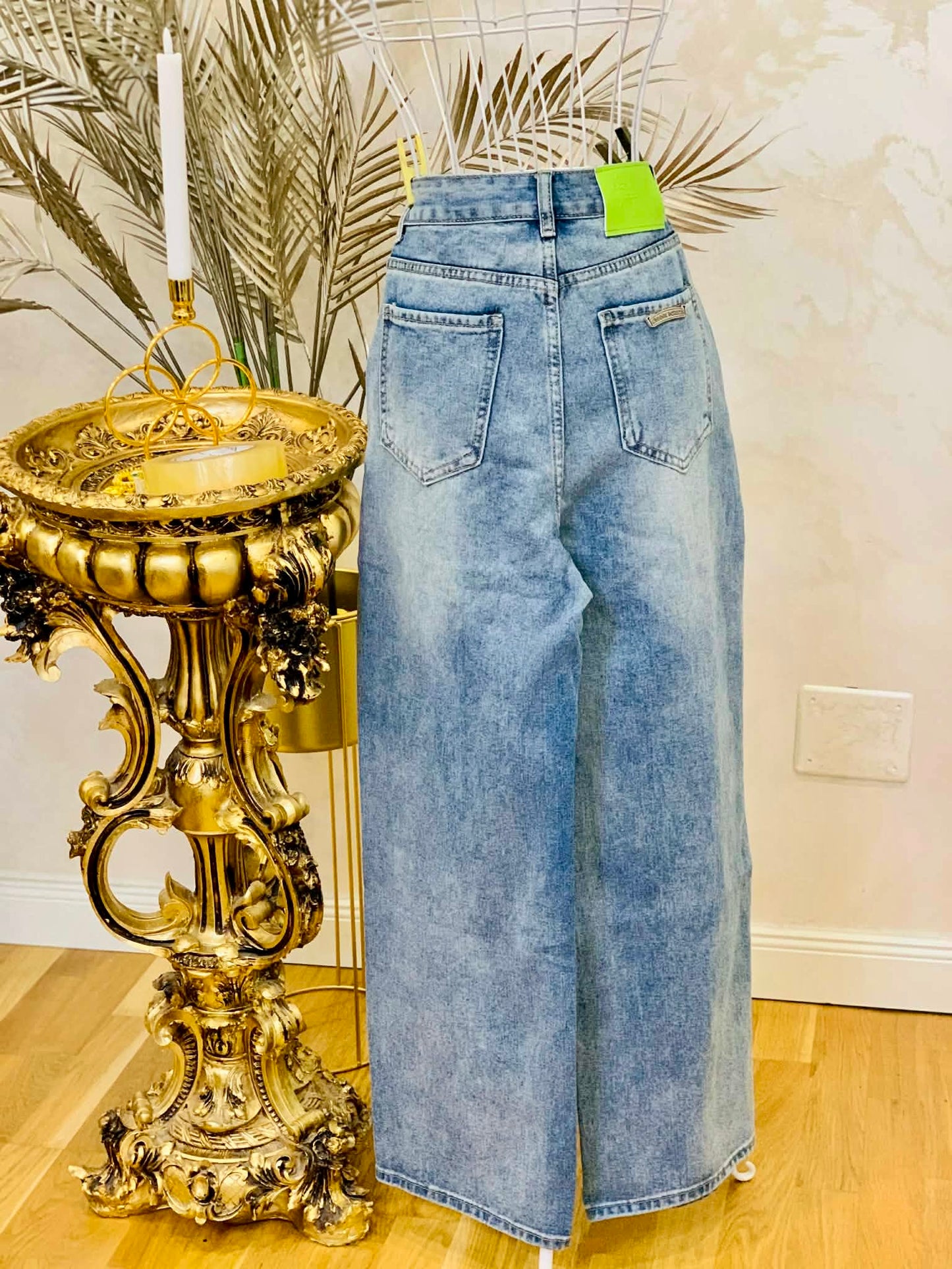 Blugi cu aplicatii colorate