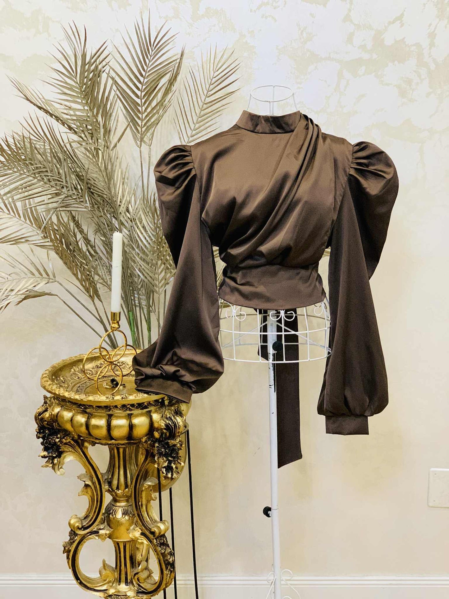 Camasa maro din satin cu detaliu auriu