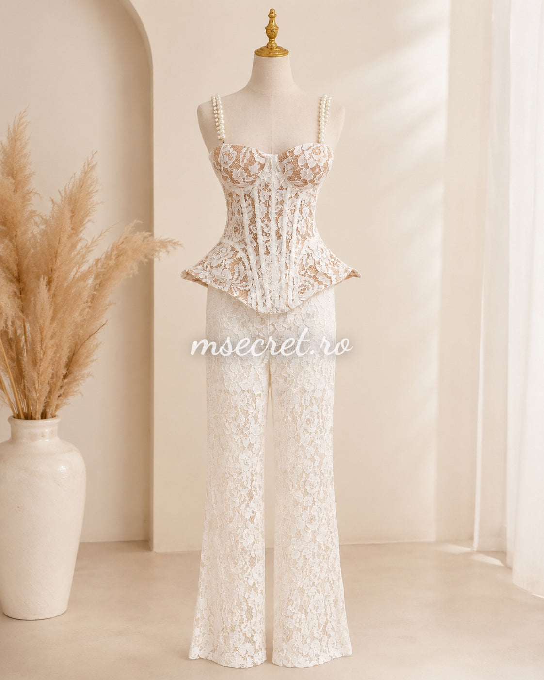 Compleu alb elegant din dantela cu corset si pantaloni evazati