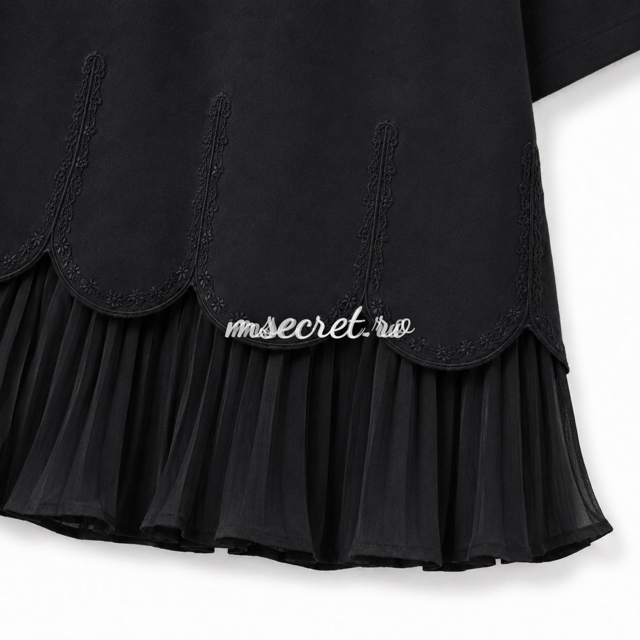 Tricou negru din bumbac cu volan plisat