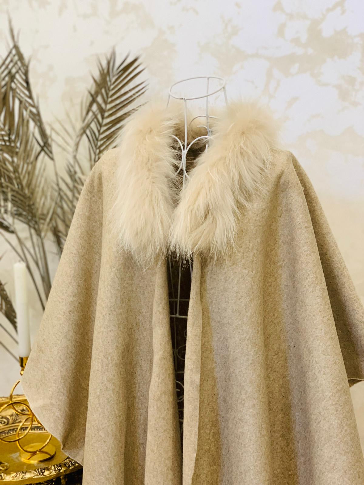 Capa bej cu blana naturala